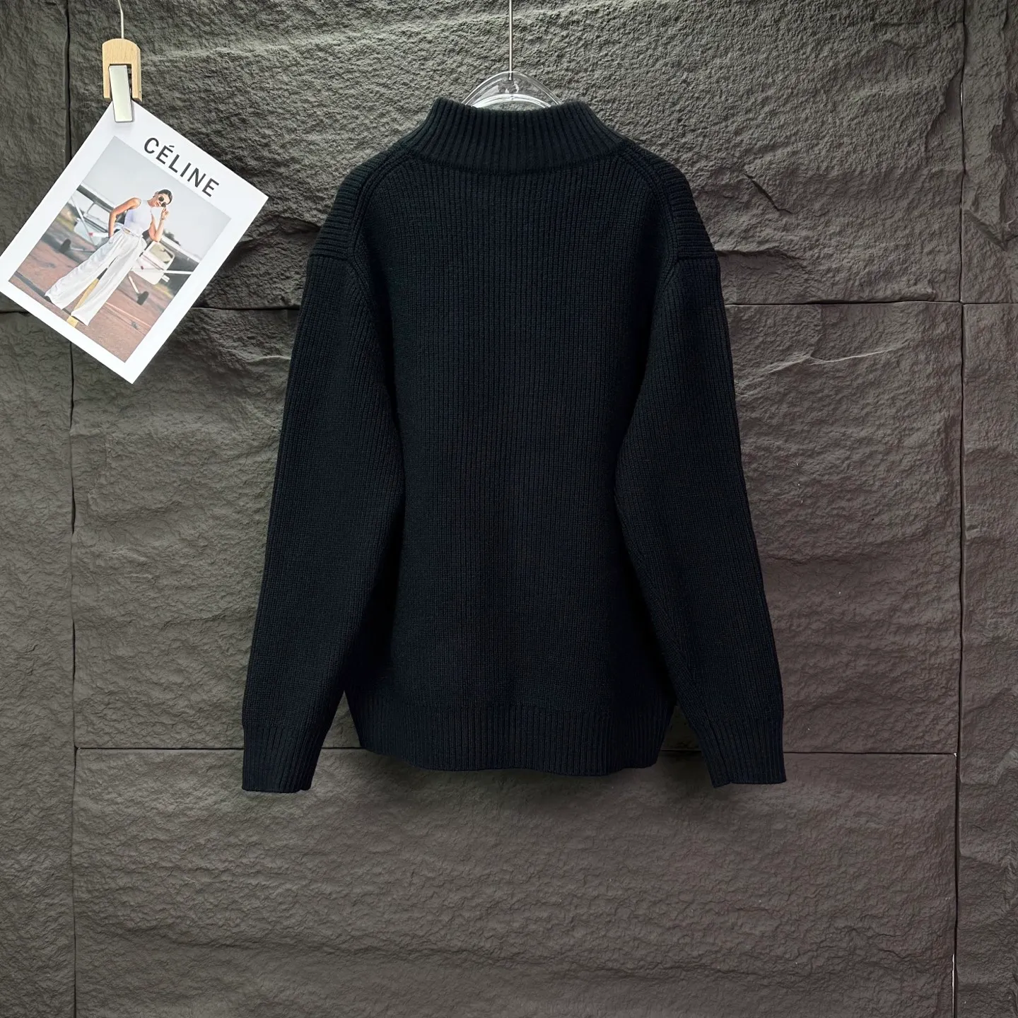 P340 Ralph Lauren 2025 new classic embroidered logo couple style zipper knitted sweater 🔥High version🔥High version🔥 The fabric is made of 32-count cotton yarn blended material, which is skin-friendly and does not stick to the body. It does not cause pilling. It feels very soft and super comfortable. It is fashionable and personalized. It is a super versatile and beautiful knitted sweater. It is very suitable for both men and women. It is a must-have for everyone. Packaging, tag, collar label, washed wheat, complete👍 Color: black, gray Size: M-2XL